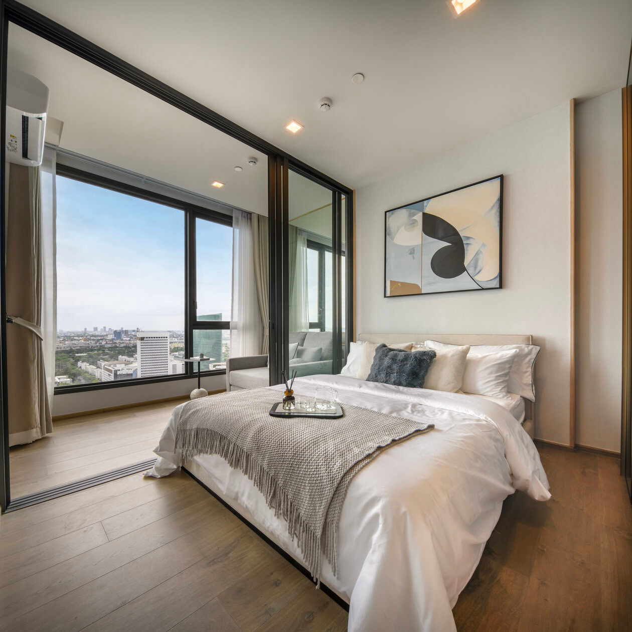 หลังปรับเป็นโทนสีสว่าง ห้องนอนก็ดูกว้างและโปร่งสบายมากยิ่งขึ้น 