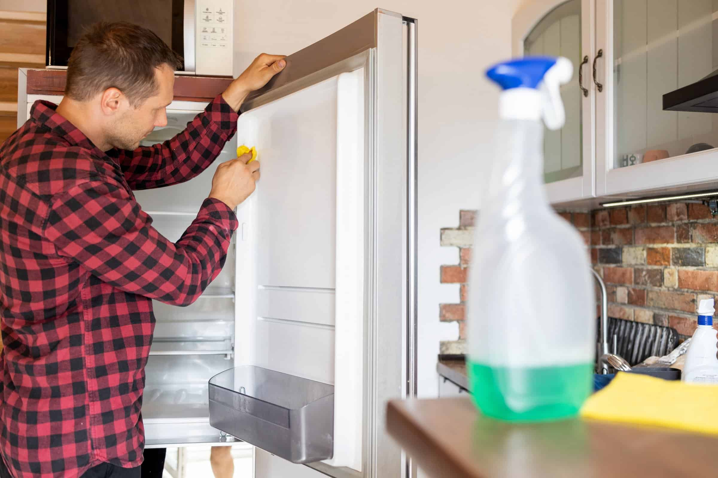 หมั่นเช็ดทำความสะอาดตู้เย็น ป้องกันการมีกลิ่นอับ