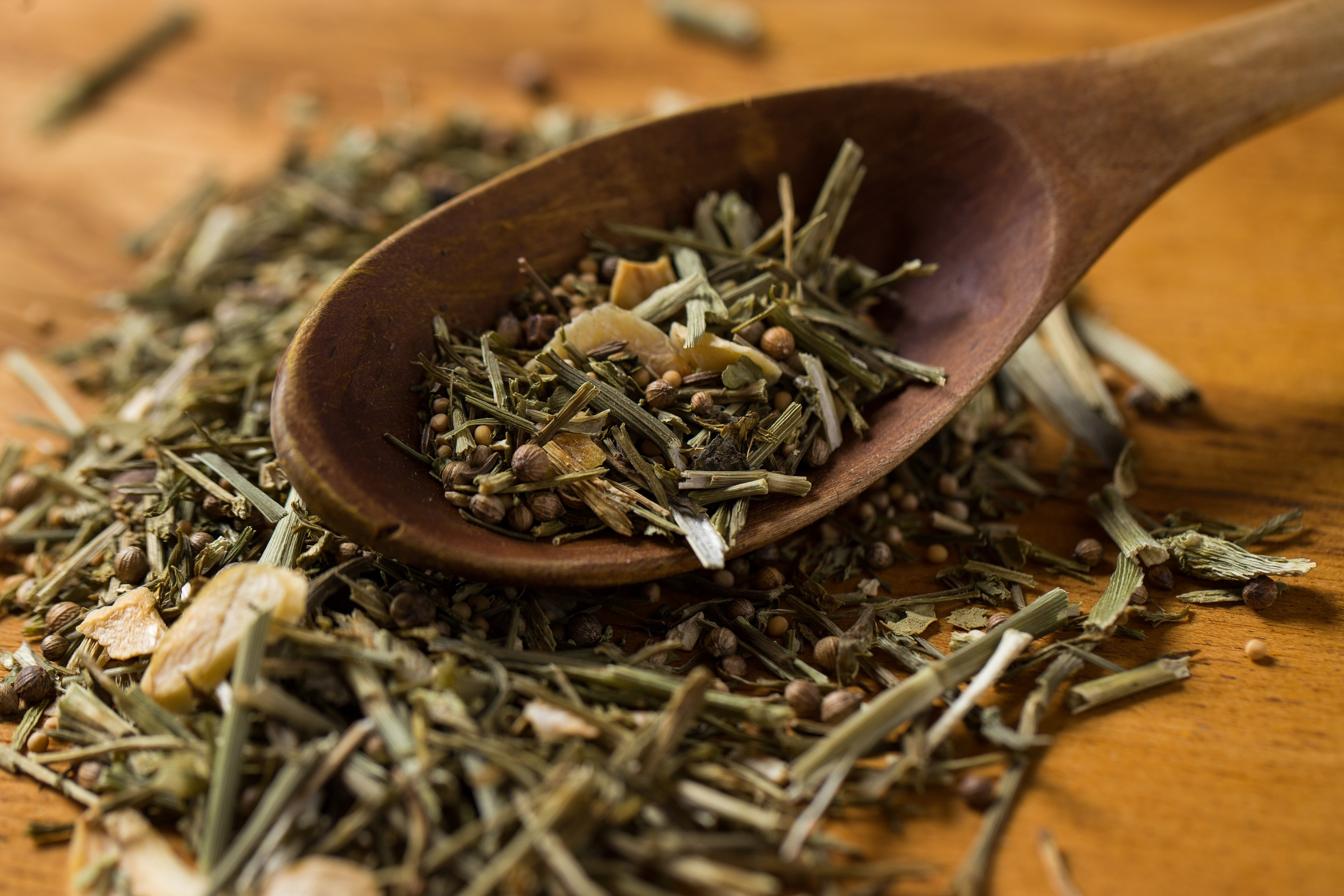 นกพิราบไม่ชอบกลิ่นของสมุนไพรบางชนิด จึงสามารถนำสมุนไพรต่าง ๆ มาใช้เพื่อไล่นกพิราบได้