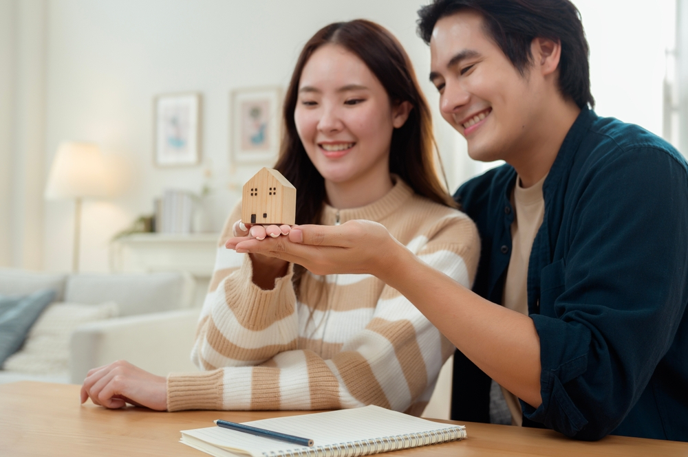 คู่รักกำลังตัดสินใจกู้ร่วมซื้อบ้าน