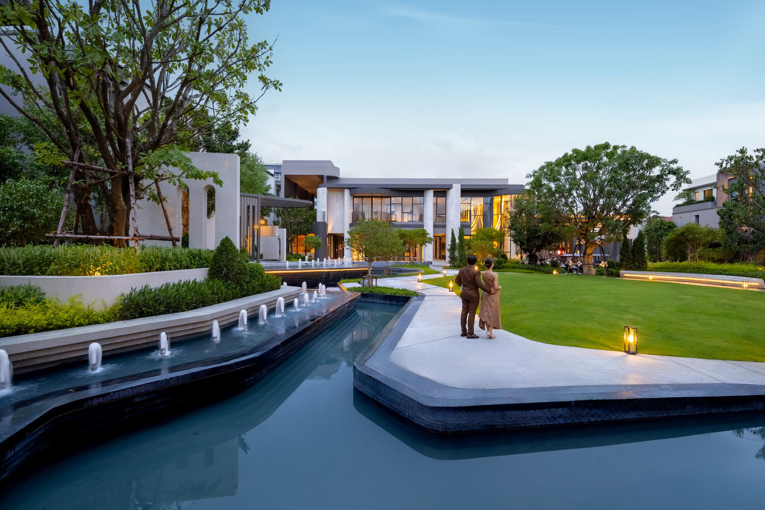 ครอบครัวกำลังนั่งเล่นในสวน บริเวณบ้านหรูจาก SC Asset