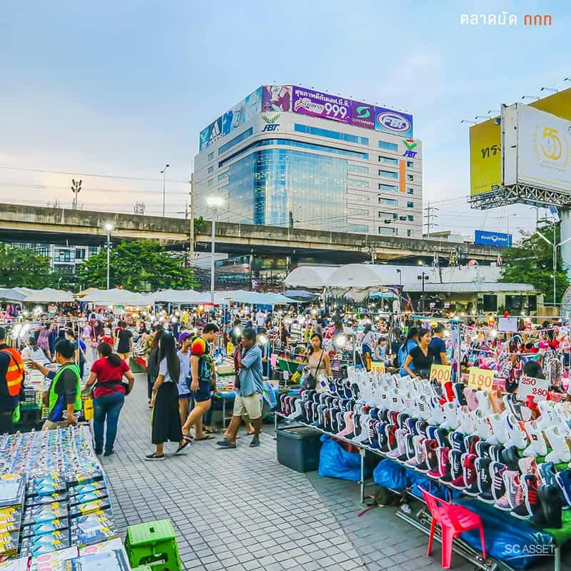 ผู้คนพลุกพล่านในตลาดกลางคืนกรุงเทพฯ