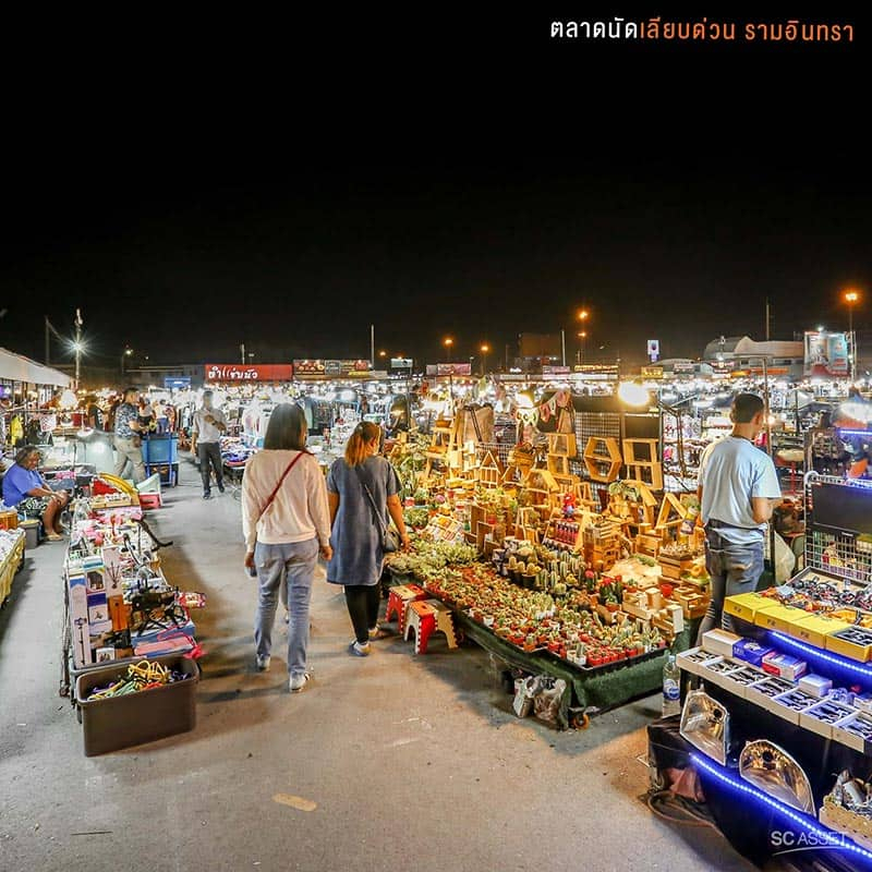 สินค้าหลากหลายในตลาดนัดกลางคืน