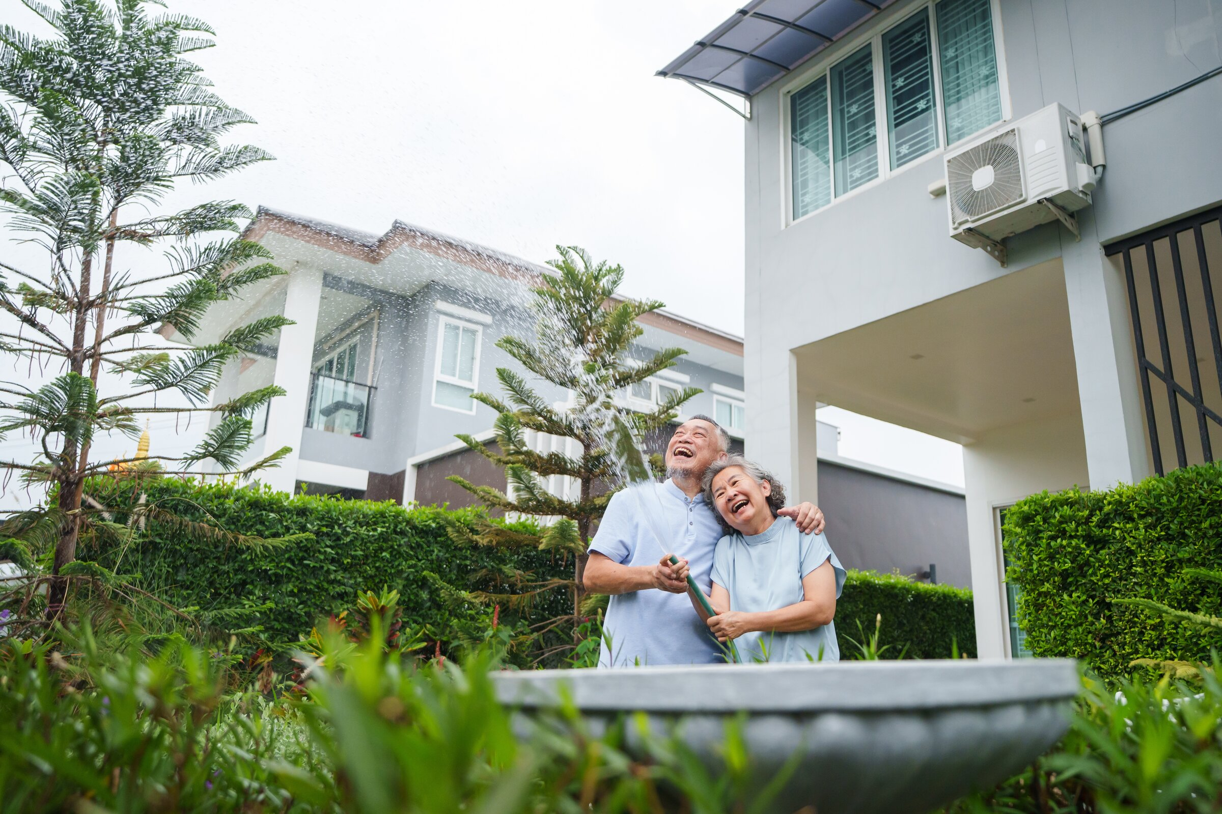 ผู้สูงอายุใช้ชีวิตเรียบง่าย มีความสุขในบ้านชานเมือง