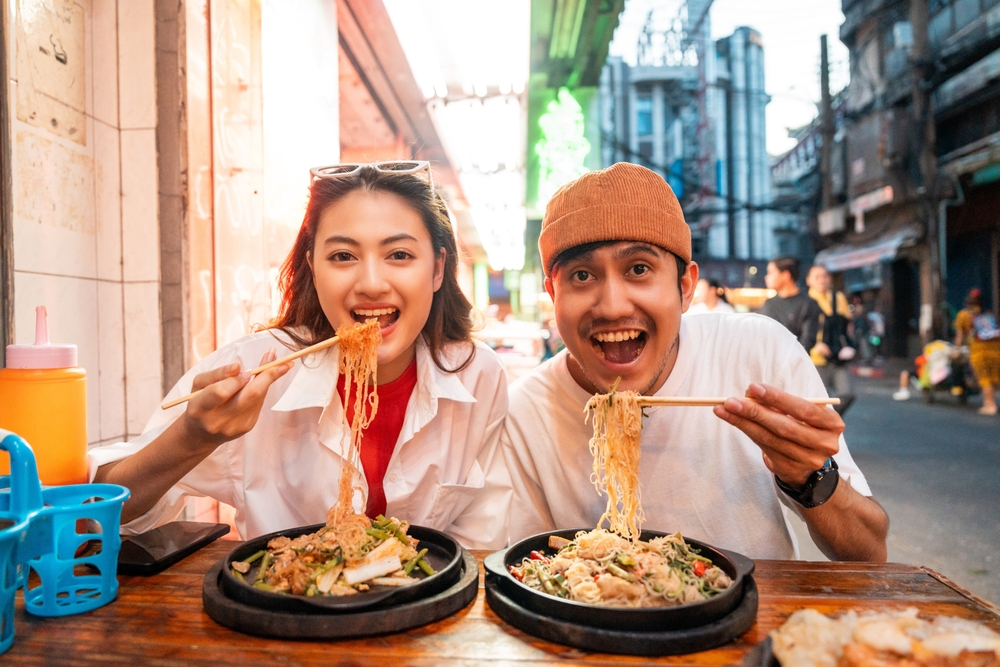 คู่รักที่กินอาหารริมทางในย่านพรานนก