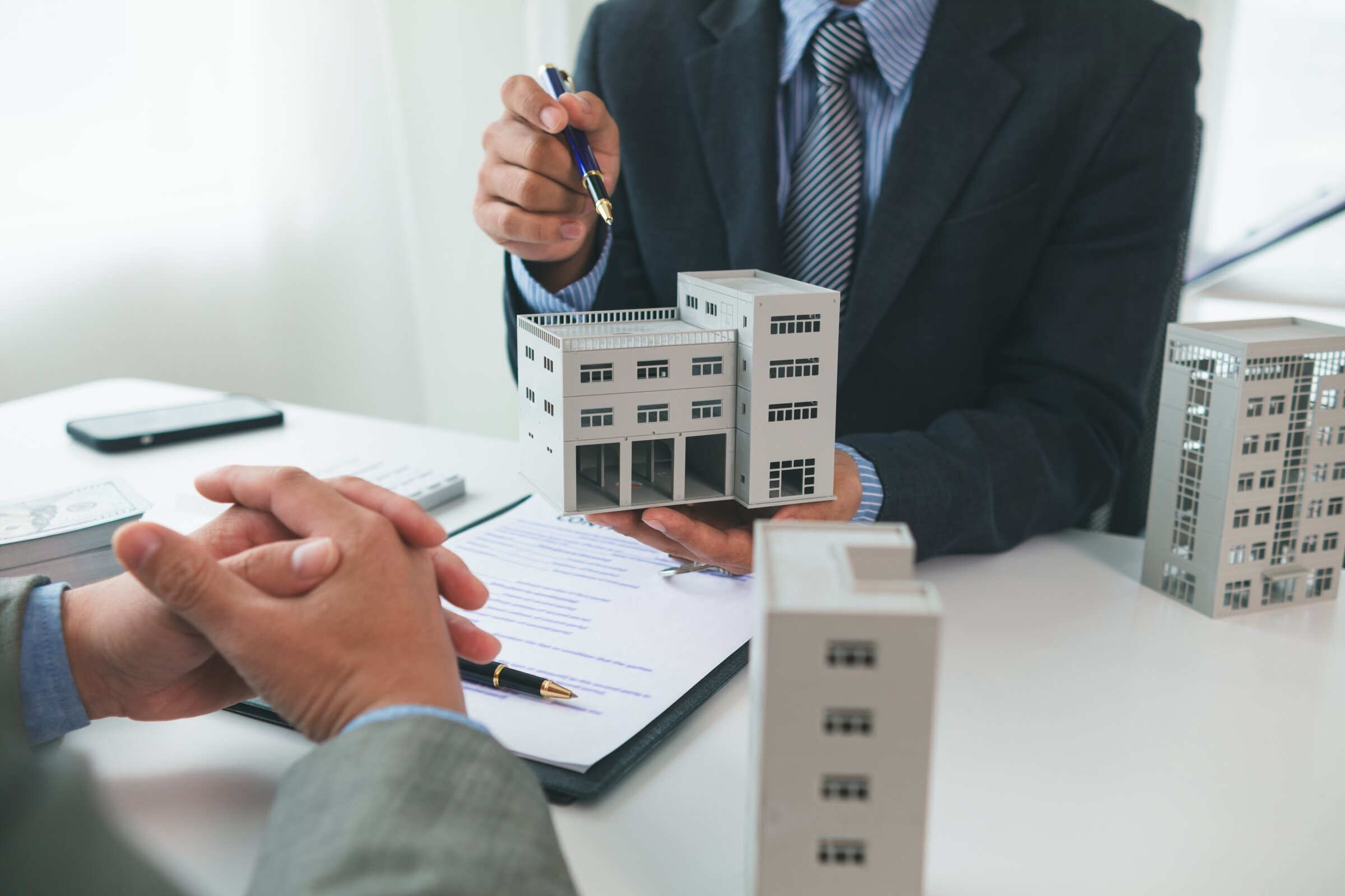 เซลส์อธิบายเรื่องการวางเงินดาวน์คอนโดแก่ผู้ซื้อ