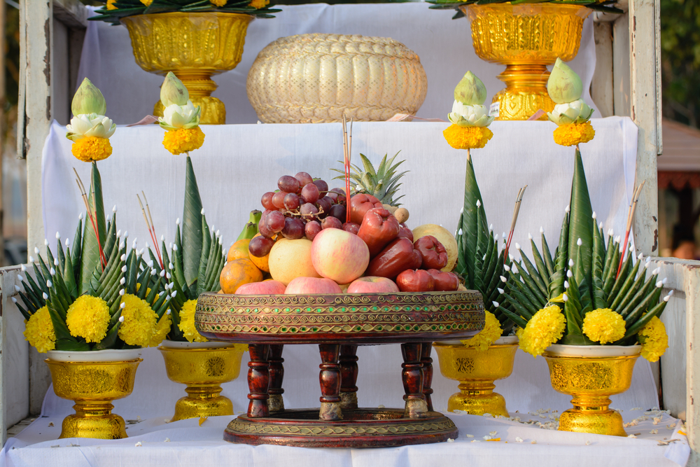 นอกจากบทสวดขึ้นบ้านใหม่แล้วโต๊ะหมู่บูชาก็มีความสำคัญในพิธี