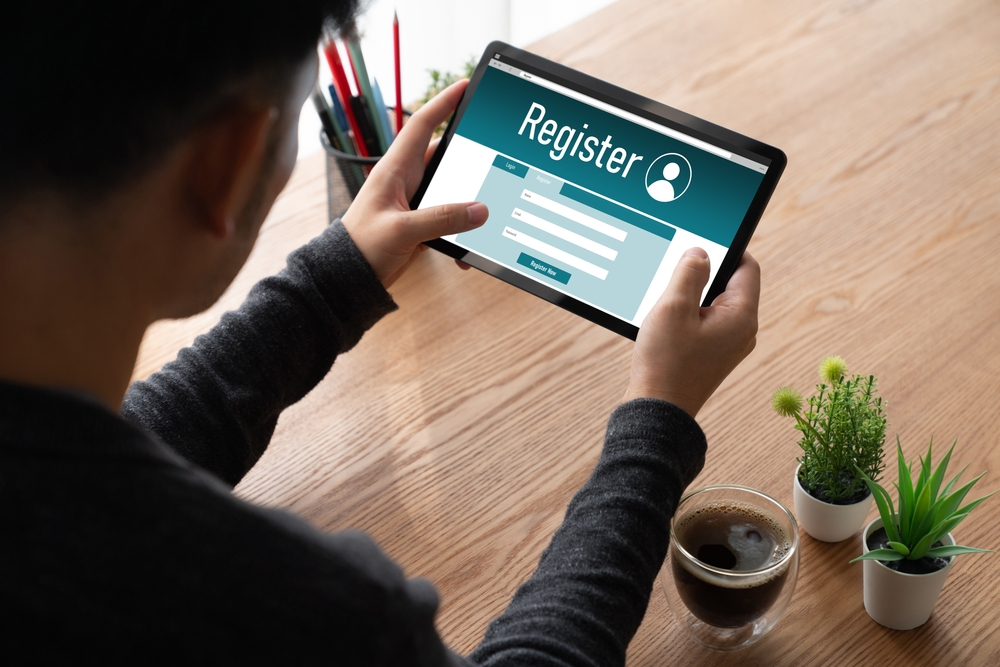 ชายหนุ่มย้ายทะเบียนบ้านออนไลน์ผ่านแอปพลิเคชันของรัฐ