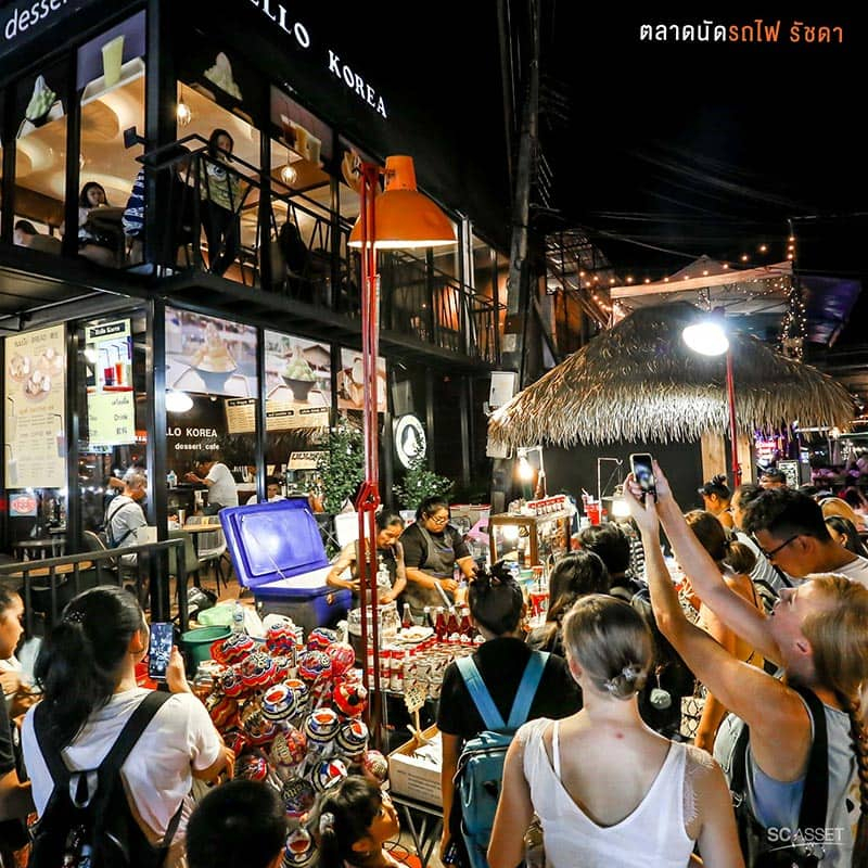 ความคึกคักของนักท่องเที่ยวในตลาดนัดกลางคืนกทม.