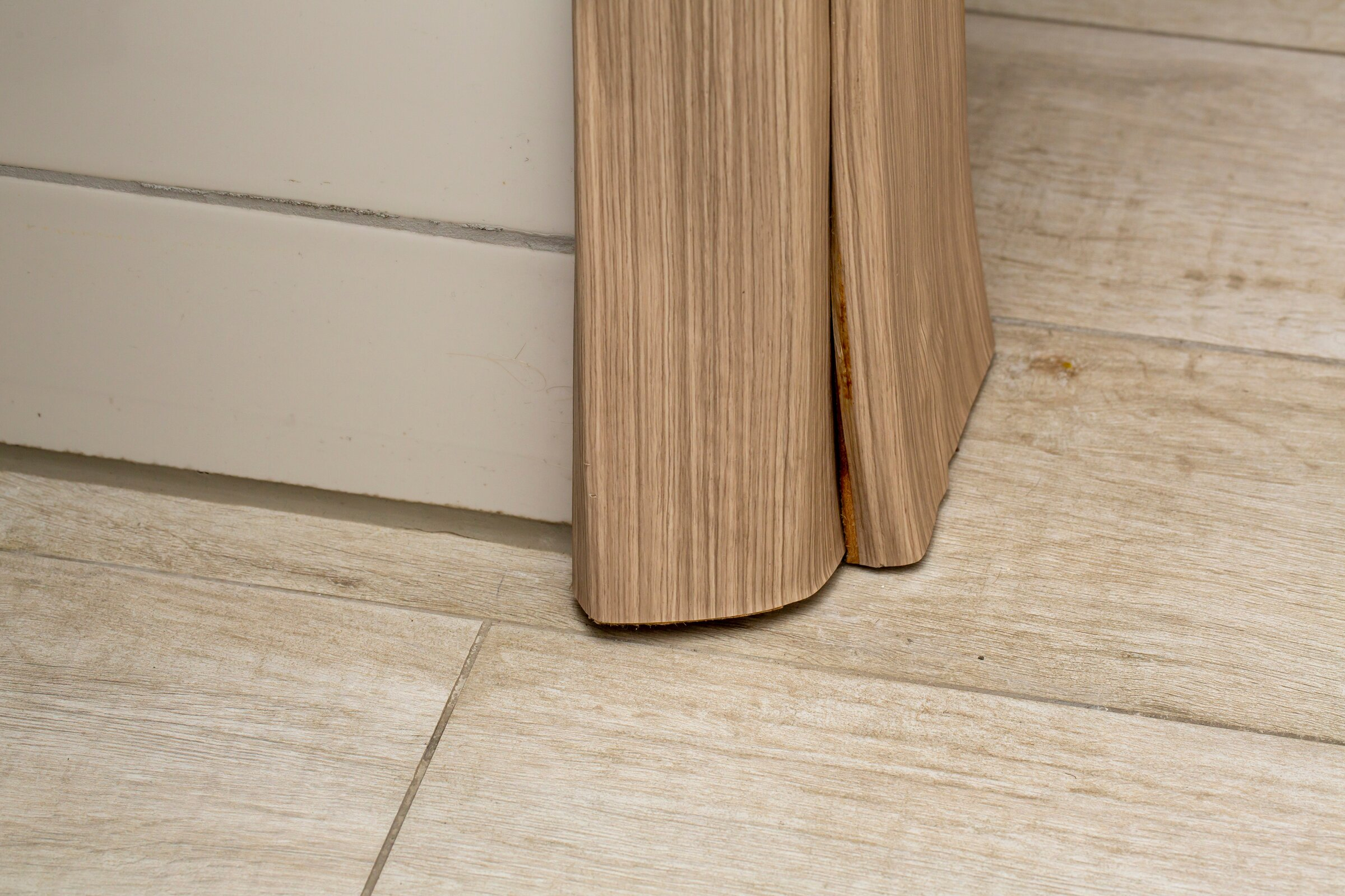 ประตูไม้บวม ปิดไม่ได้ เนื่องจากไม้สะสมความชื้น