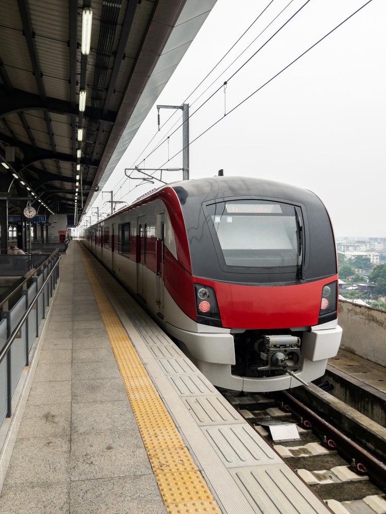 รถไฟฟ้าชานเมืองสายสีแดง ให้บริการจากกรุงเทพอภิวัฒน์ (สถานีกลางบางซื่อ) ถึงสถานีรังสิต และสถานีตลิ่งชัน