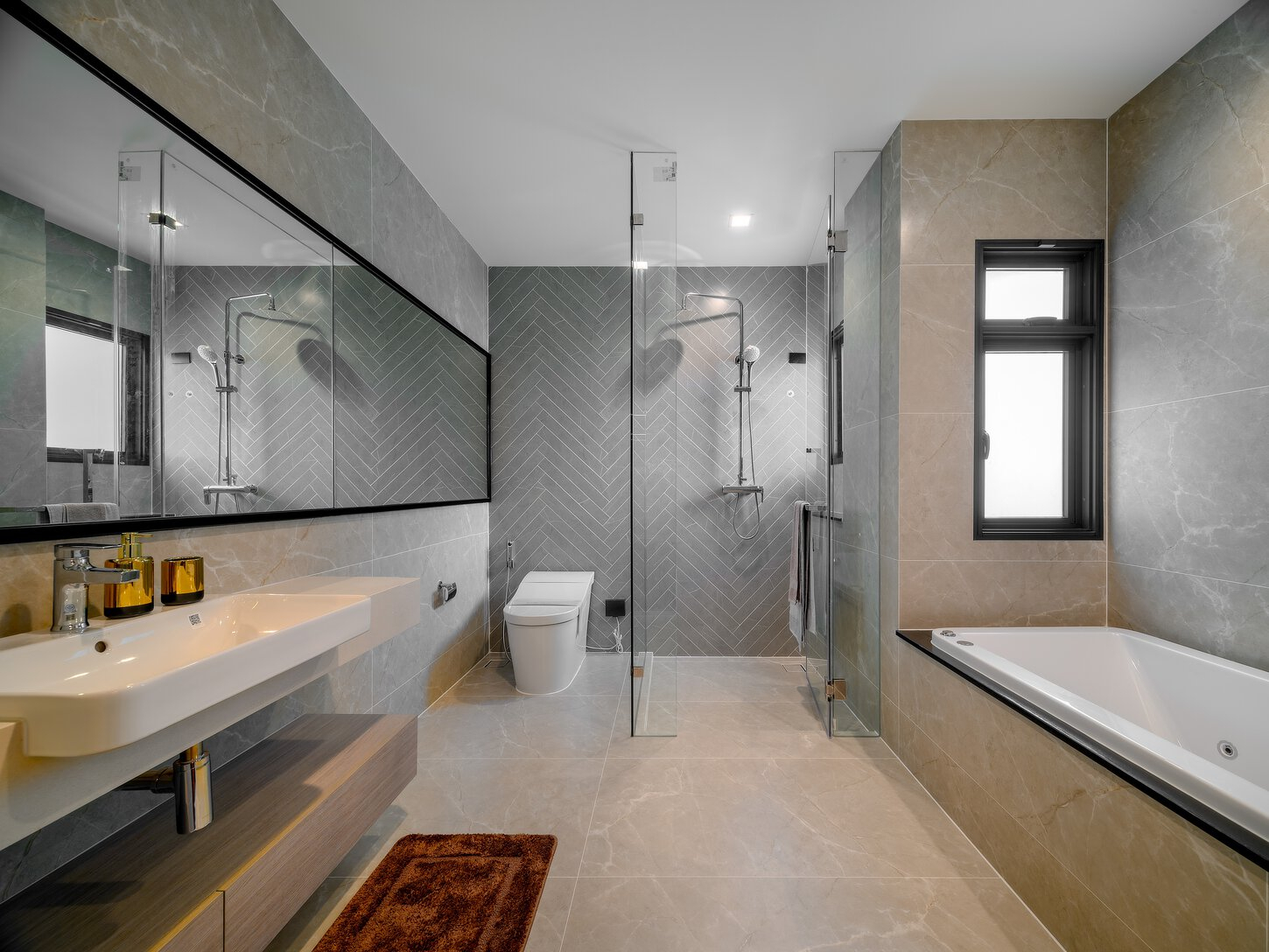 ห้องน้ำในบ้านสไตล์นอร์ดิก ผนังสีเทา การตกแต่งเน้นฟังก์ชันการใช้งาน