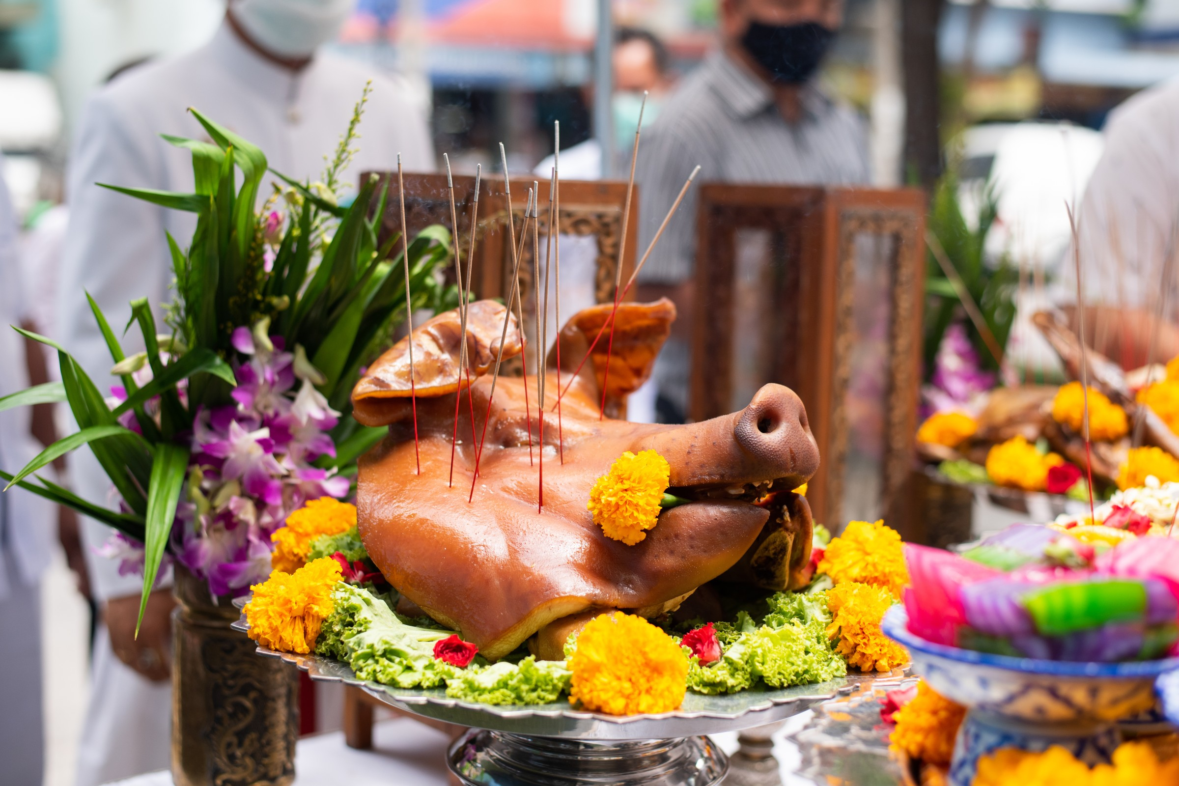 หัวหมู เป็นหนึ่งในเครื่องสังเวยหลักในการตั้งศาลพระภูมิที่ถูกต้อง