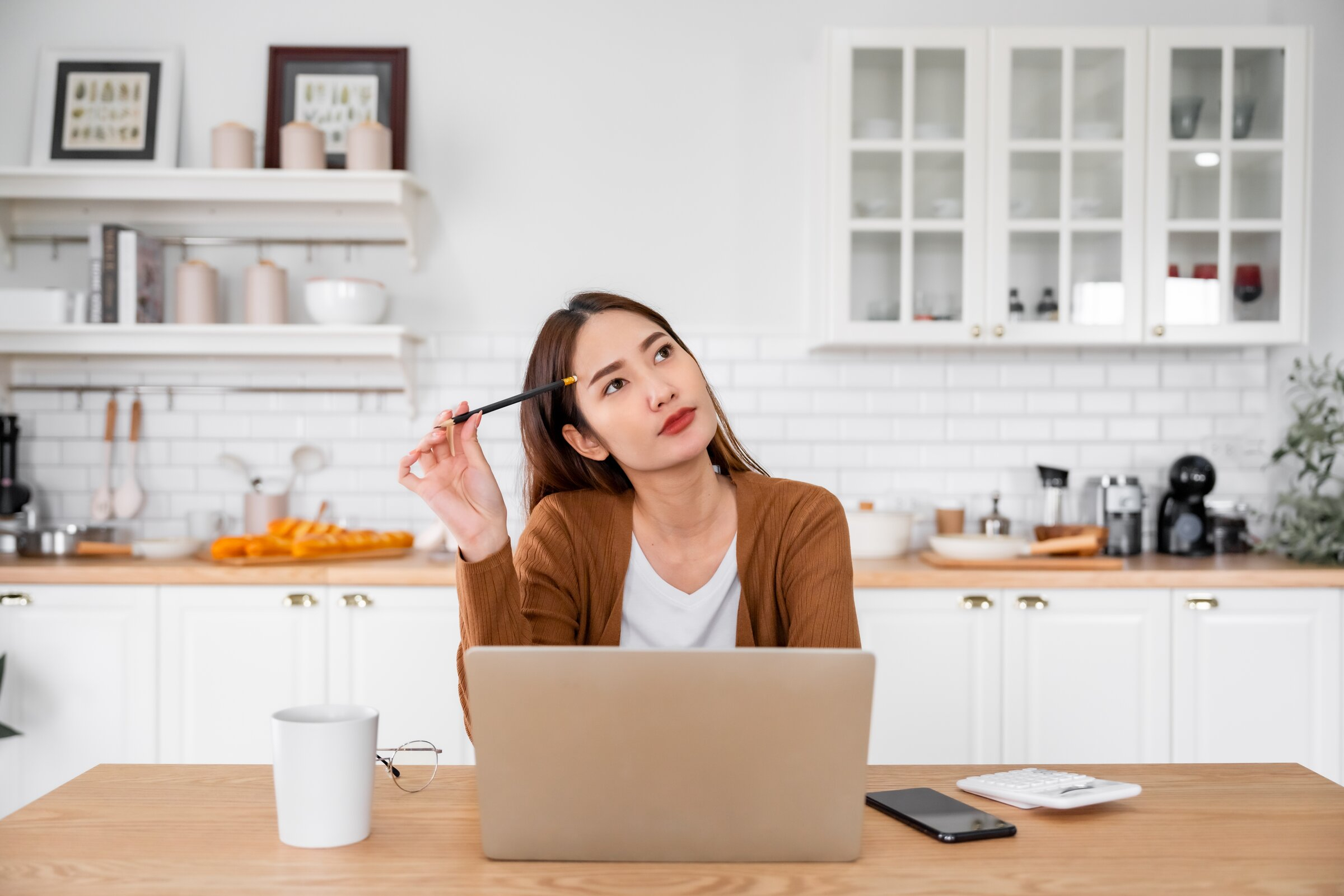 ผู้หญิงกำลังตัดสินใจว่าจะผ่อนบ้านแบบดอกเบี้ยคงที่หรือดอกเบี้ยลอยตัวดี