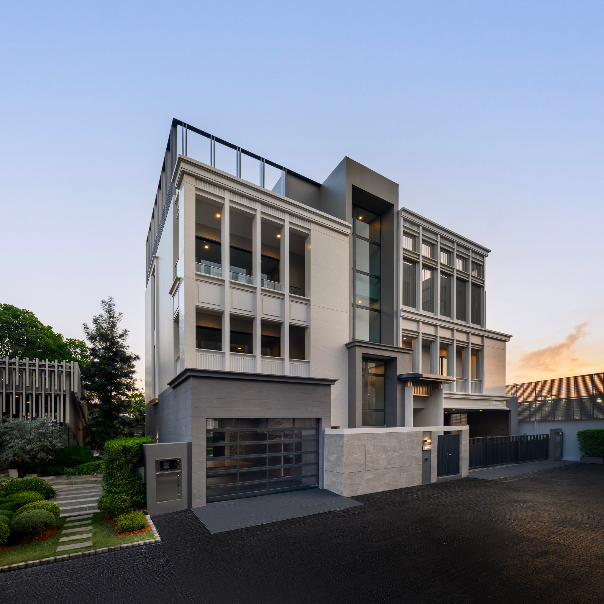 95E1 luxury home at the 100-million level