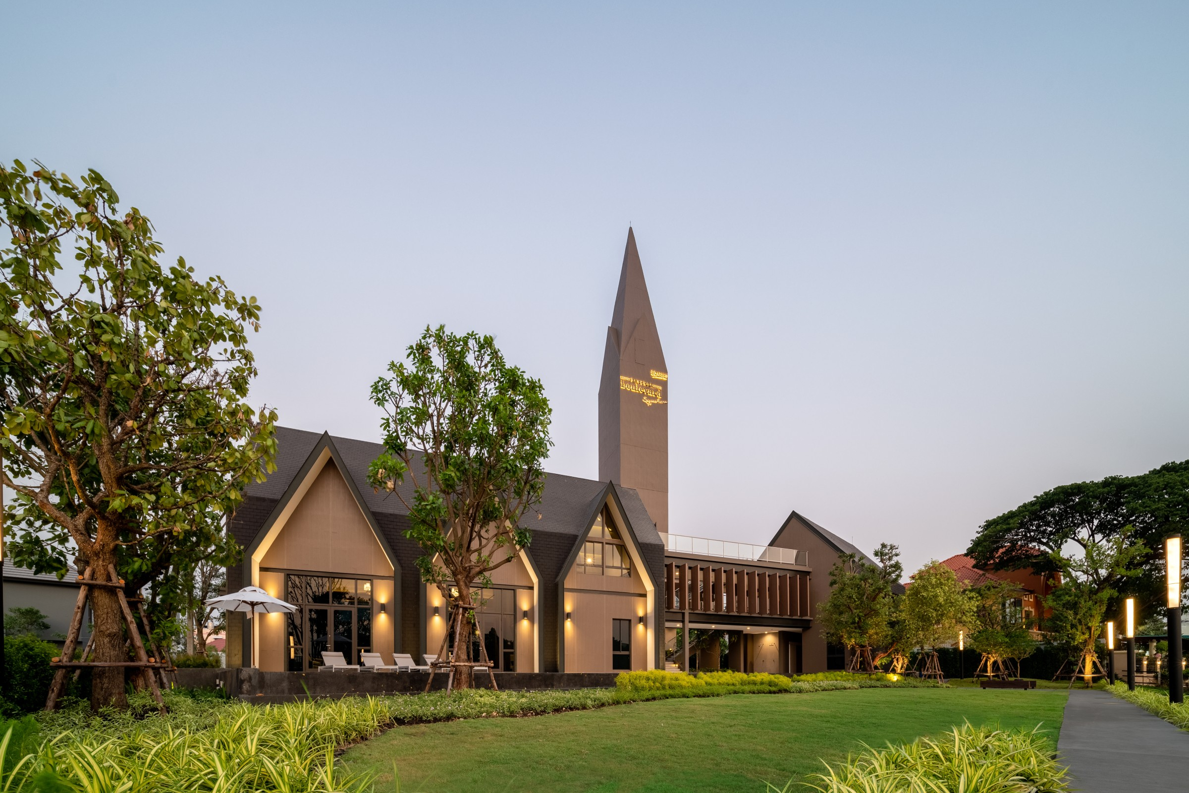 โครงการบ้านที่บริเวณโดยรอบปลูกต้นไม้ให้ร่มเงาที่รากไม่ทำลายโครงสร้างบ้าน