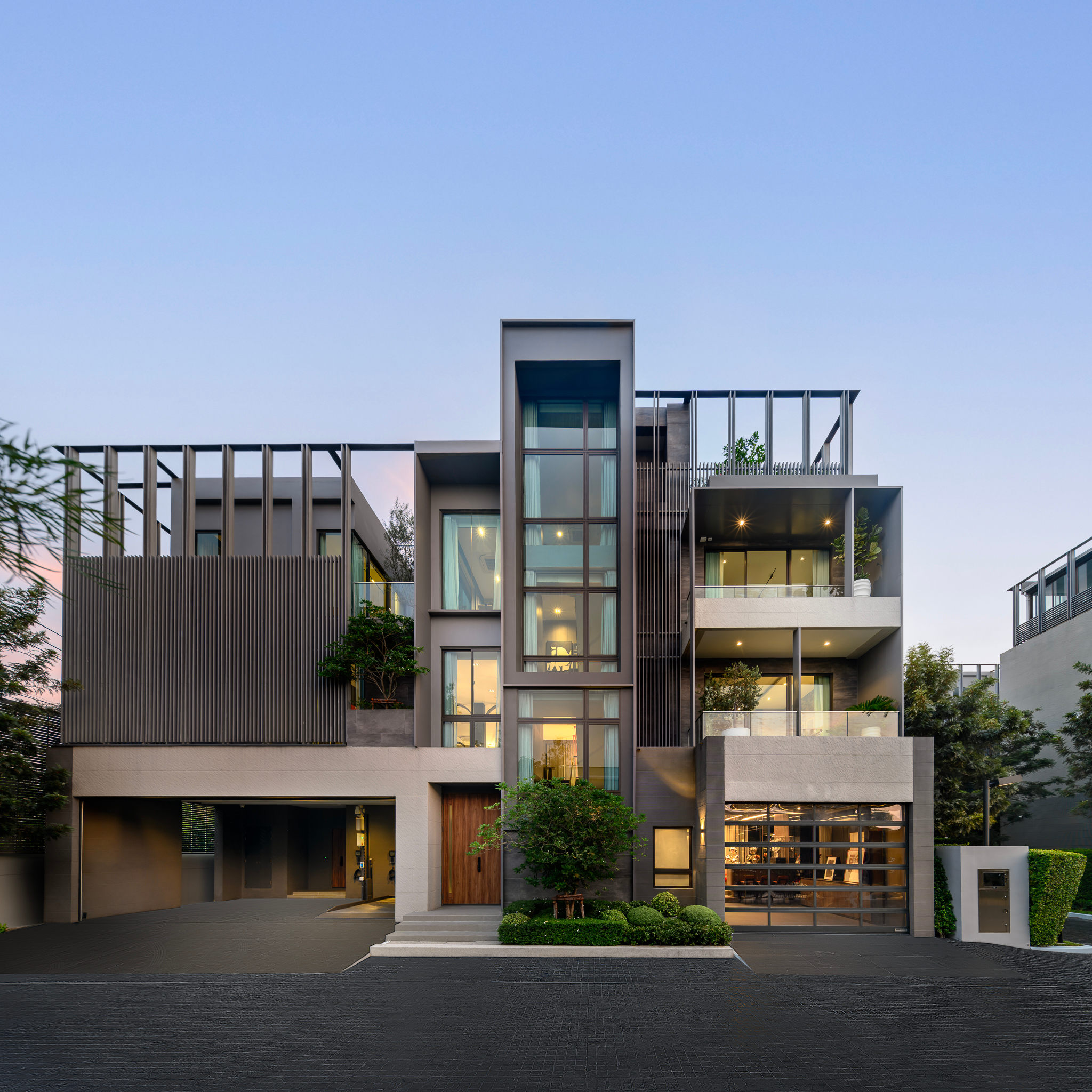 95E1 100-million-baht luxury home
