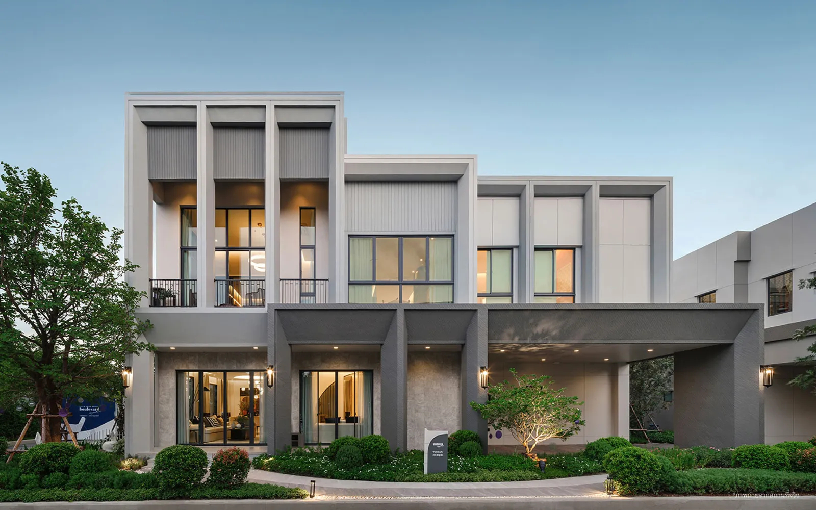 บางกอก บูเลอวาร์ด รามอินทรา–พระยาสุเรนทร์ ใกล้รถไฟฟ้าสายสีชมพู