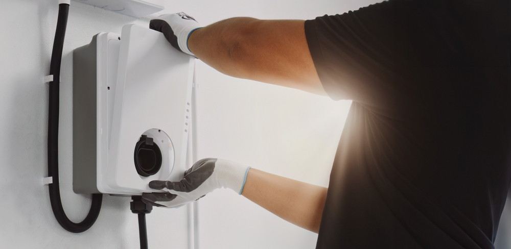 ผู้เชี่ยวชาญกำลังติดตั้ง EV Charger เพื่อชาร์จรถไฟฟ้าที่บ้าน