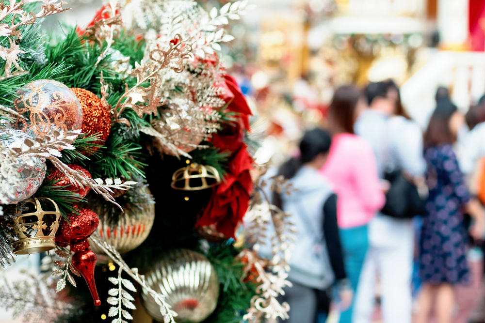 ผู้คนมาเที่ยวชมต้นคริสต์มาสที่ตกแต่งอย่างสวยงามในงานคริสต์มาส-ปีใหม่ในกรุงเทพฯ