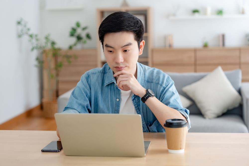 คนกำลังตรวจสอบแปลงที่ดินเพื่อที่จะเช็กโฉนดที่ดินออนไลน์