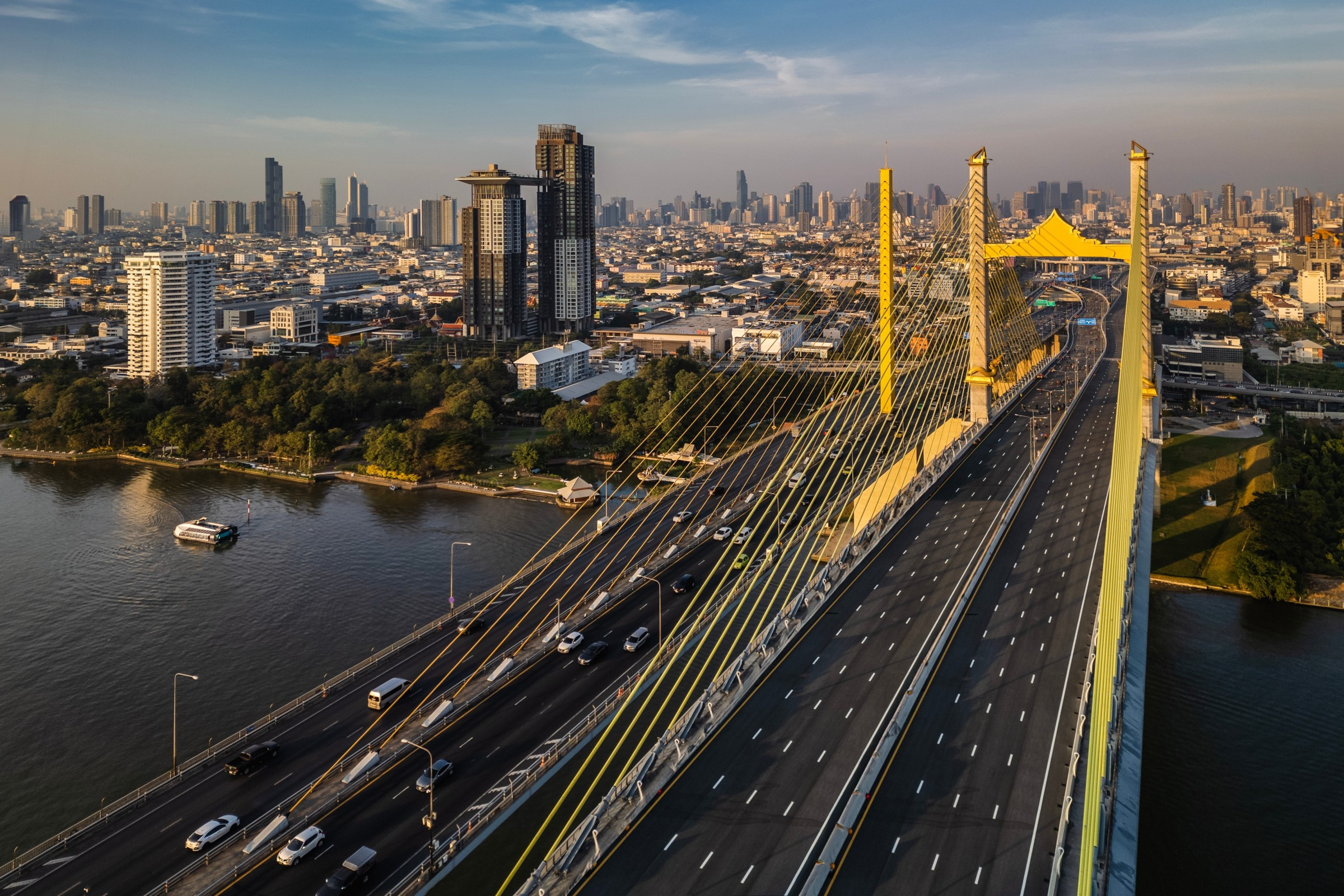 สะพานทศมราชันยามเย็นในมุมสูง