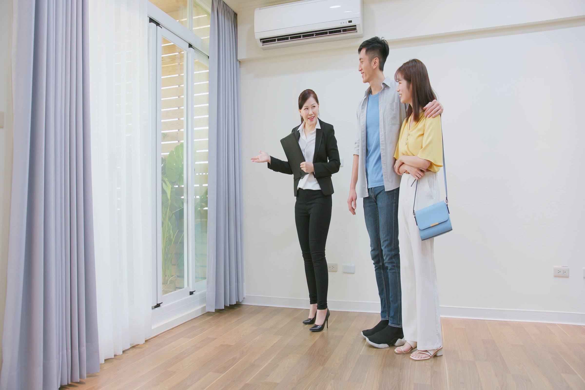 นายหน้าอสังหาฯ พาลูกค้าเยี่ยมชมบ้าน