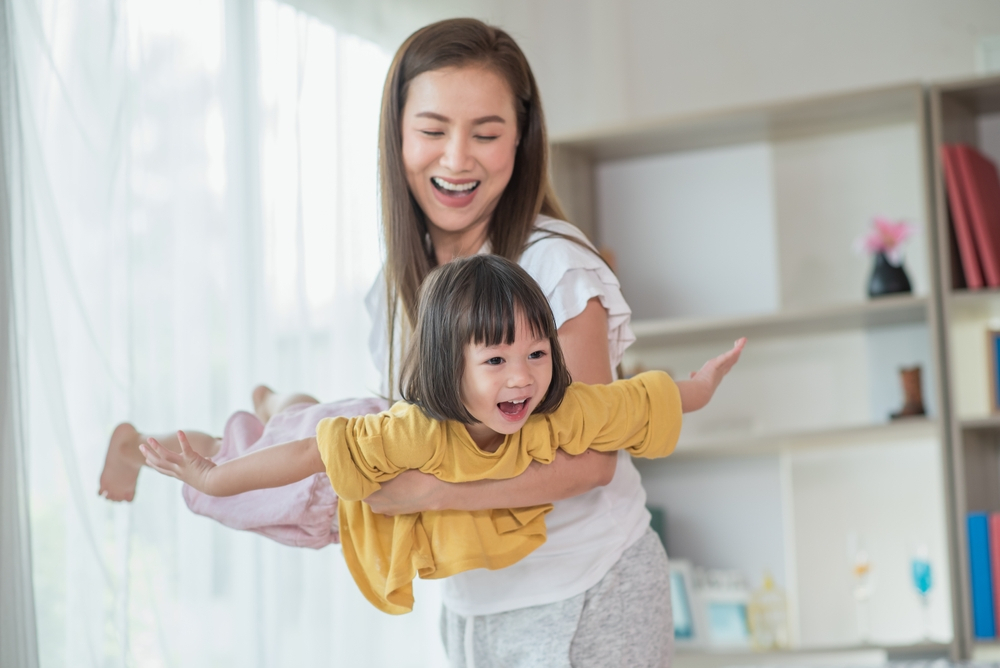 แม่ลูกเล่นกันอย่างมีความสุขในบ้านเดี่ยว 