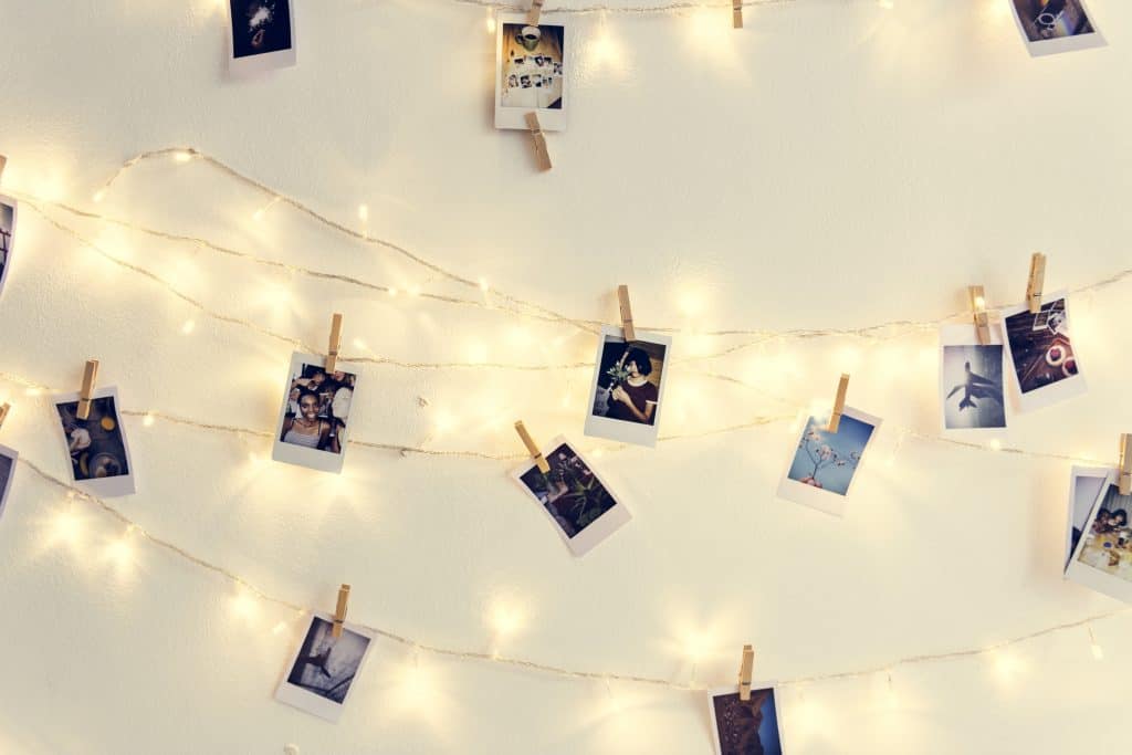 การใช้รูปภาพความทรงจำในปีที่ผ่านมาเพื่อจัดสถานที่ปีใหม่แบบบ้าน ๆ