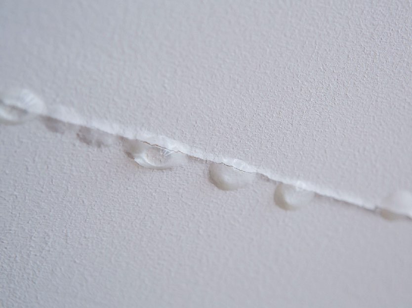 ท่อน้ำรั่วซึมในบ้าน