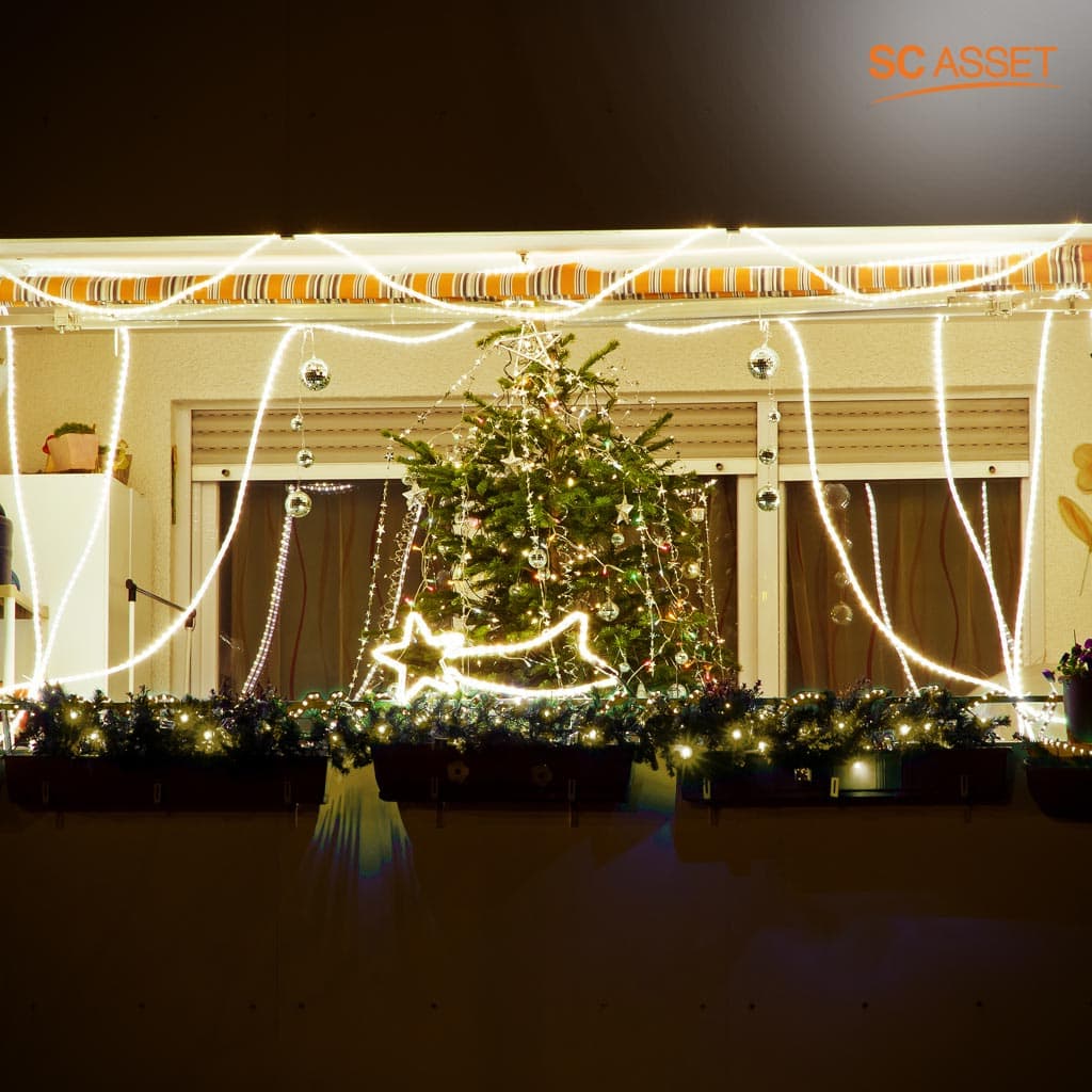 ไอเดียตกแต่งระเบียงบ้าน ประดับด้วยไฟ LED สำหรับแต่งบ้านวันคริสต์มาส