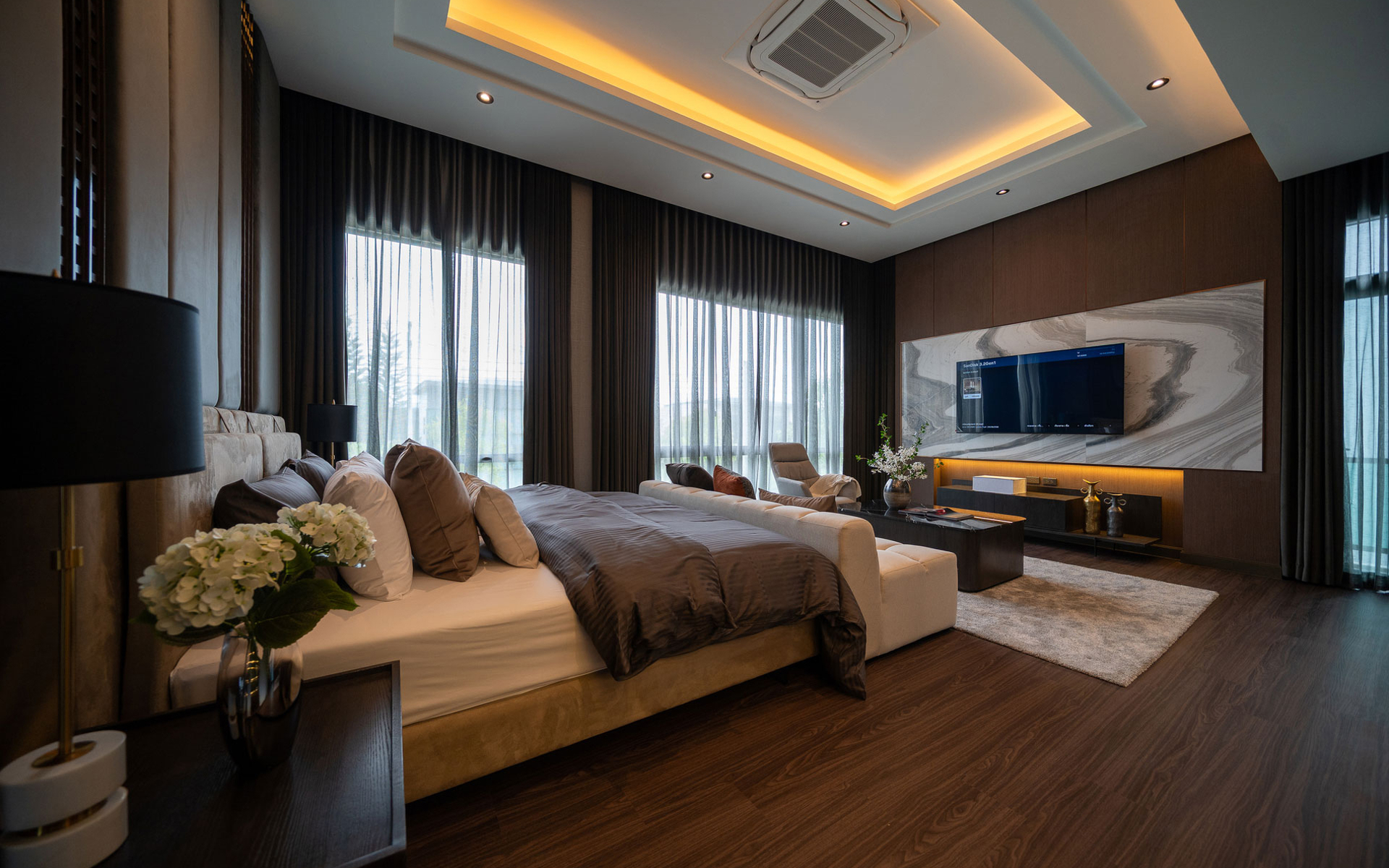 ห้องนอนใหญ่ภายในบ้านตัวอย่าง Bangkok Boulevard Tiwanon-Donmueang