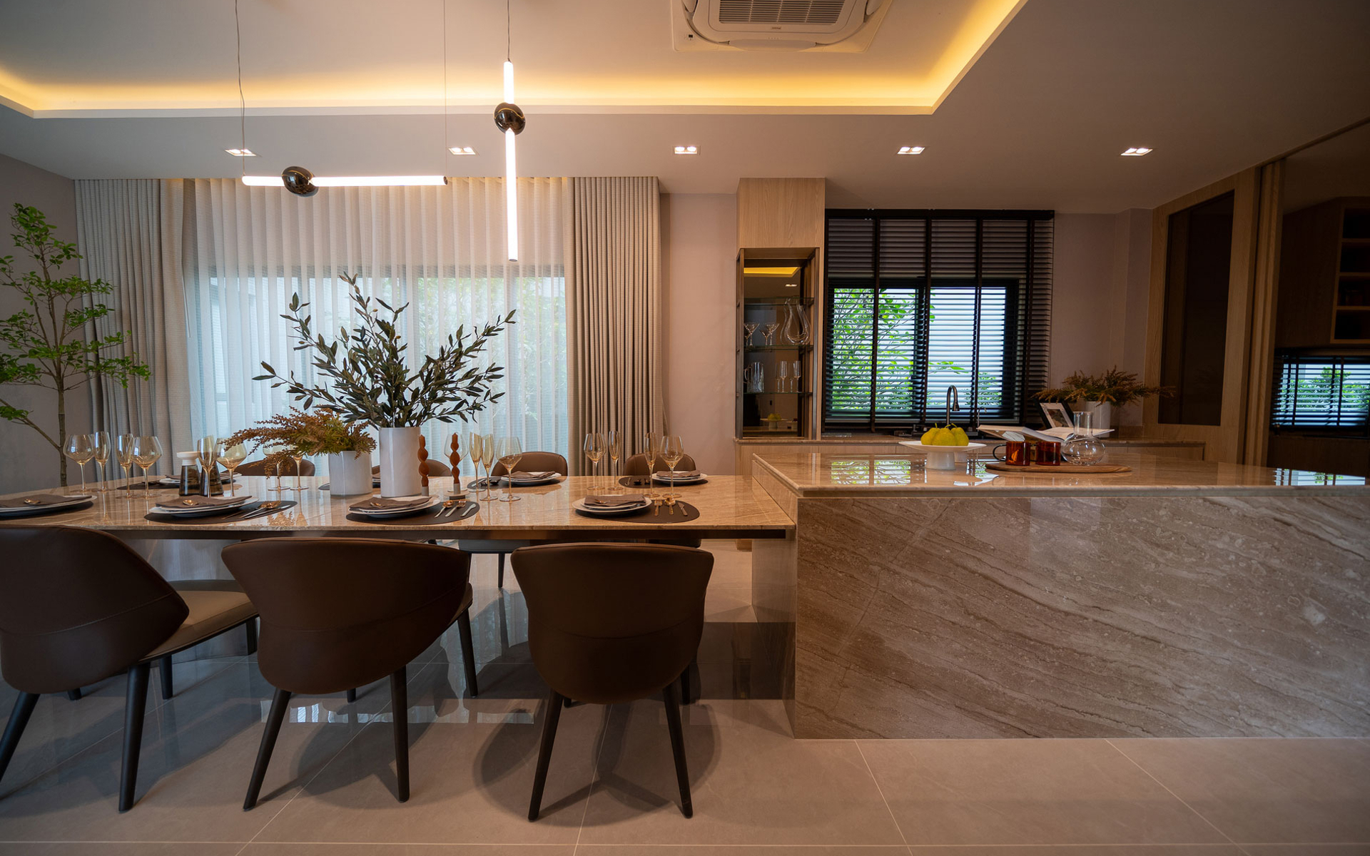 พื้นที่รับประทานอาหารเชื่อมครัวในบ้านตัวอย่าง Bangkok Boulevard Tiwanon-Donmueang